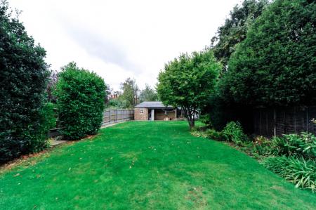 4 bedroom Detached house to let in Upper Brighton Road, Kingston, KT6