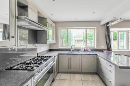 4 bedroom Detached house to let in Upper Brighton Road, Kingston, KT6