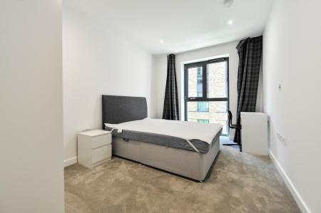 2 bedroom Flat to let in Dragonfly Walk, London, N4