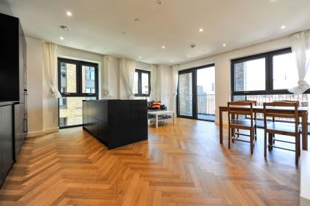 2 bedroom Flat to let in Dragonfly Walk, London, N4