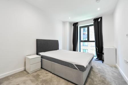 2 bedroom Flat to let in Dragonfly Walk, London, N4