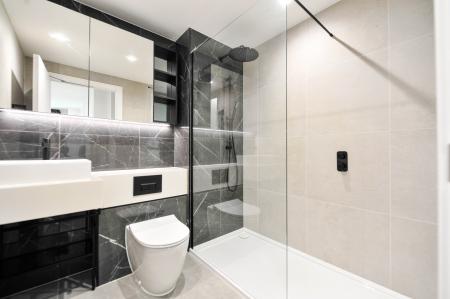 2 bedroom Flat to let in Dragonfly Walk, London, N4