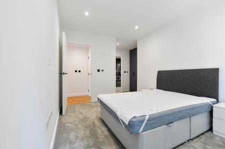 2 bedroom Flat to let in Dragonfly Walk, London, N4