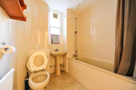 2 bedroom Flat to let in Lillie Road, London, SW6