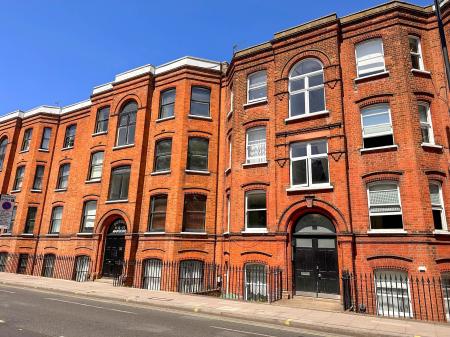 2 bedroom Flat to let in Lillie Road, London, SW6