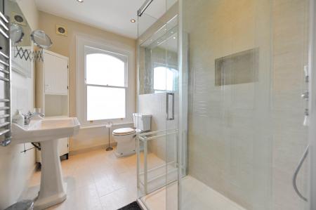 2 bedroom Flat to let in Bolingbroke Grove, London, SW11