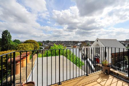 2 bedroom Flat to let in Bolingbroke Grove, London, SW11