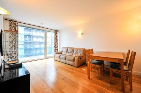 2 bedroom Flat to let in Station Approach, Hayes, UB3