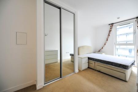 2 bedroom Flat to let in Station Approach, Hayes, UB3