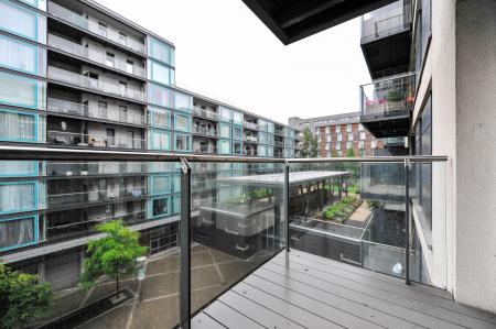 2 bedroom Flat to let in Station Approach, Hayes, UB3