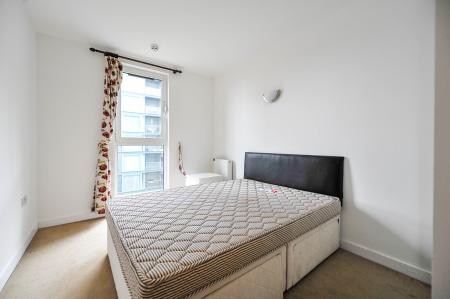 2 bedroom Flat to let in Station Approach, Hayes, UB3