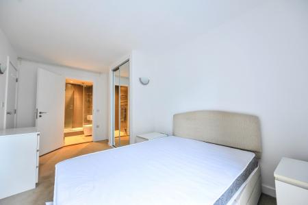 2 bedroom Flat to let in Station Approach, Hayes, UB3