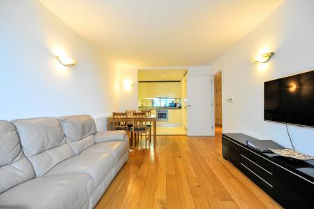2 bedroom Flat to let in Station Approach, Hayes, UB3