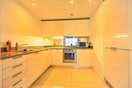 2 bedroom Flat to let in Station Approach, Hayes, UB3