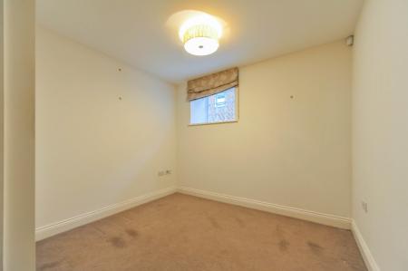 2 bedroom Flat to let in Queens Reach, East Molesey, KT8