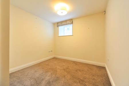2 bedroom Flat to let in Queens Reach, East Molesey, KT8