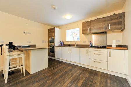 2 bedroom Flat to let in Queens Reach, East Molesey, KT8