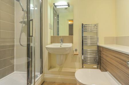 2 bedroom Flat to let in Queens Reach, East Molesey, KT8