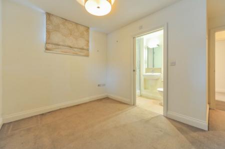 2 bedroom Flat to let in Queens Reach, East Molesey, KT8