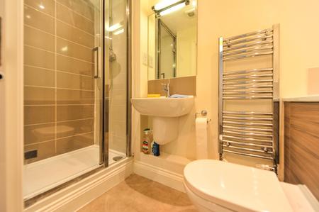 2 bedroom Flat to let in Queens Reach, East Molesey, KT8