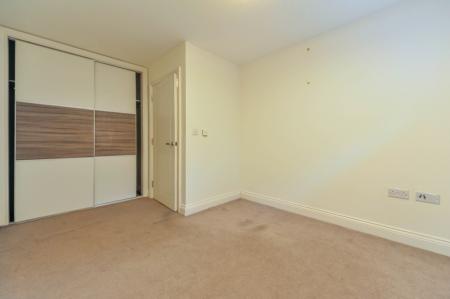 2 bedroom Flat to let in Queens Reach, East Molesey, KT8