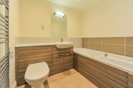 2 bedroom Flat to let in Queens Reach, East Molesey, KT8