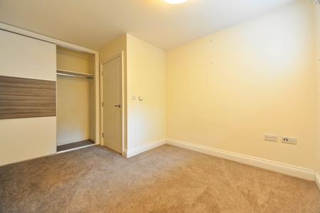 2 bedroom Flat to let in Queens Reach, East Molesey, KT8