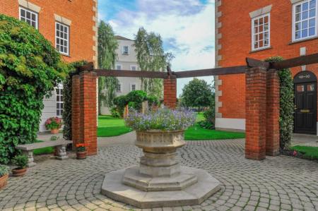 2 bedroom Flat to let in Queens Reach, East Molesey, KT8