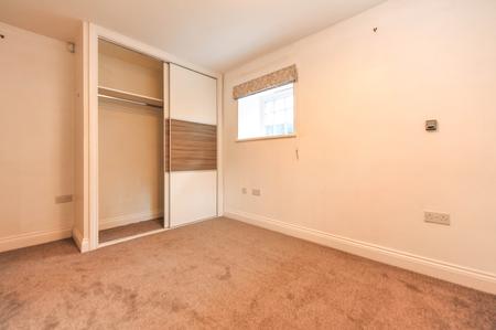 2 bedroom Flat to let in Queens Reach, East Molesey, KT8