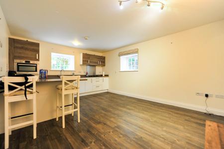2 bedroom Flat to let in Queens Reach, East Molesey, KT8