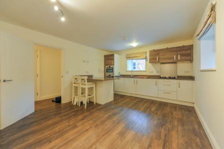 2 bedroom Flat to let in Queens Reach, East Molesey, KT8