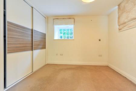 2 bedroom Flat to let in Queens Reach, East Molesey, KT8