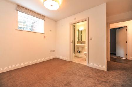 2 bedroom Flat to let in Queens Reach, East Molesey, KT8