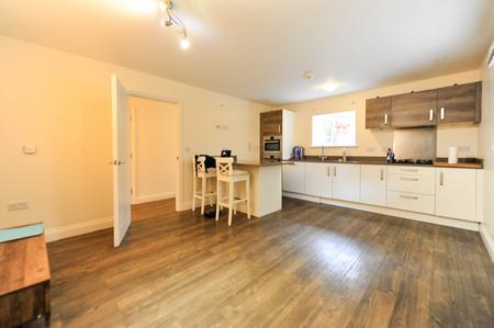 2 bedroom Flat to let in Queens Reach, East Molesey, KT8
