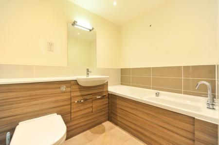 2 bedroom Flat to let in Queens Reach, East Molesey, KT8