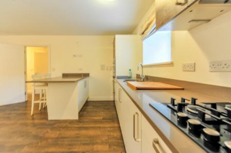 2 bedroom Flat to let in Queens Reach, East Molesey, KT8