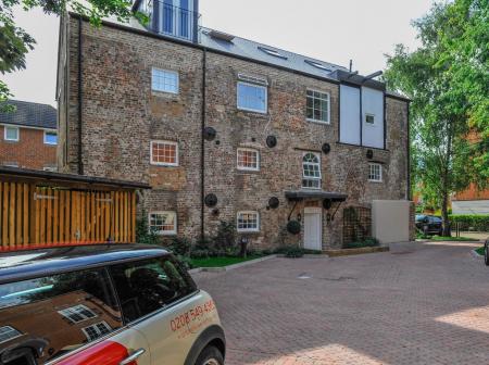 2 bedroom Flat to let in Queens Reach, East Molesey, KT8