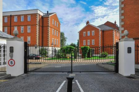 2 bedroom Flat to let in Queens Reach, East Molesey, KT8