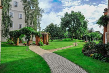 2 bedroom Flat to let in Queens Reach, East Molesey, KT8