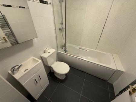 3 bedroom Flat to let in Branning Court, Kirkcaldy, KY1