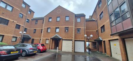 2 bedroom Flat to let in Adam Smith Court, Kirkcaldy, KY1