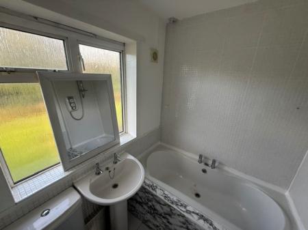 2 bedroom Flat to let in Dunearn Drive, Kirkcaldy, KY2