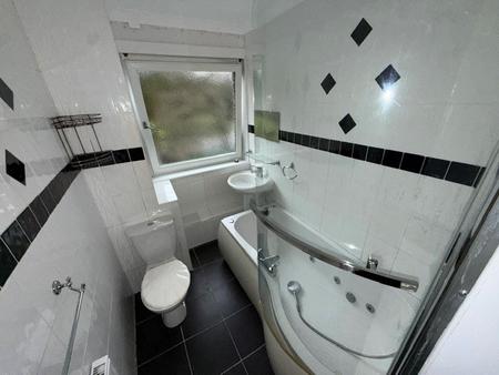 3 bedroom Flat to let in Adamson Avenue, Kirkcaldy, KY2