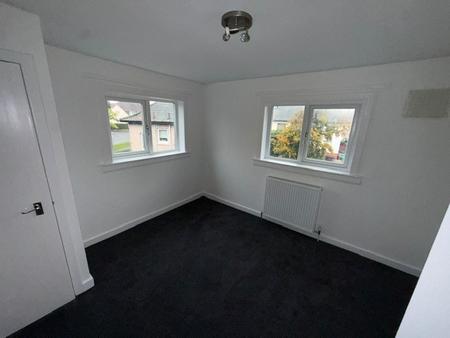 3 bedroom Flat to let in Adamson Avenue, Kirkcaldy, KY2