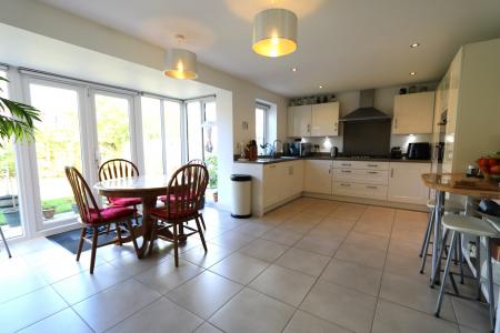 4 bedroom Detached house to let in Macbeth Approach, Warwick, CV34