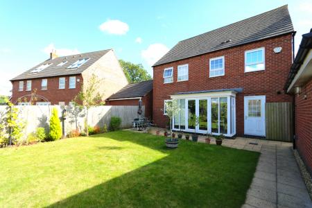4 bedroom Detached house to let in Macbeth Approach, Warwick, CV34