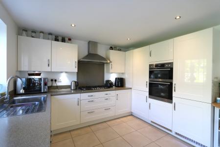 4 bedroom Detached house to let in Macbeth Approach, Warwick, CV34