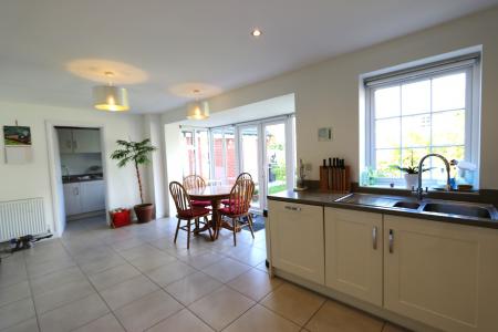 4 bedroom Detached house to let in Macbeth Approach, Warwick, CV34