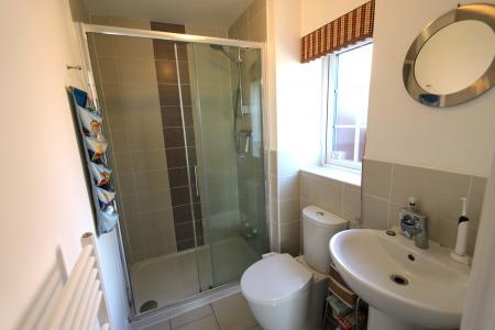 4 bedroom Detached house to let in Macbeth Approach, Warwick, CV34