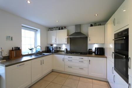 4 bedroom Detached house to let in Macbeth Approach, Warwick, CV34